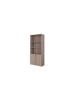 Guarda-roupa alto com prateleiras ajustáveis e portas com fechadura