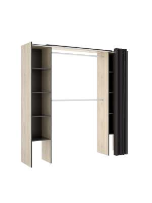 Dresser natural para quarto com cortina e bolas