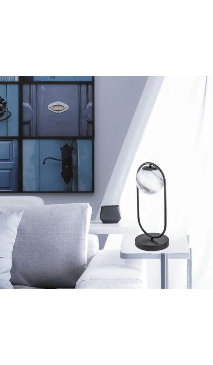 Elegância e estilo com o candeeiro de mesa Hortensia preto.