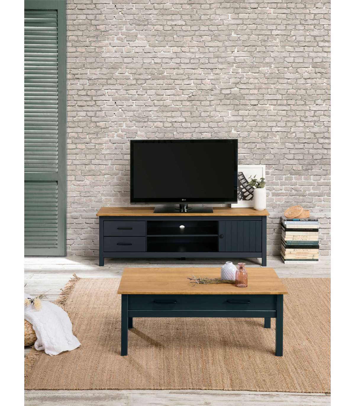 Una cocina con una mesa y sillas y un televisor montado en la pared.