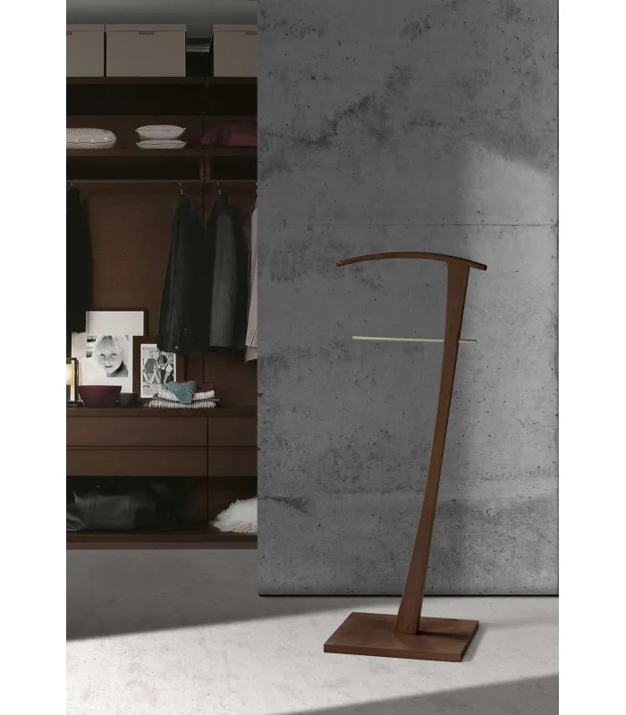 Galán de madera haya lacado en nogal cromo satinado