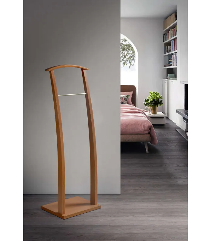 Galán de madera lacada en cerezo con herrajes cromados