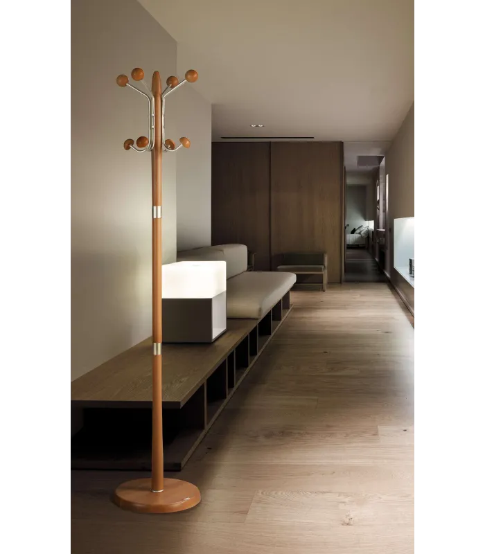 Perchero de madera de haya con herrajes en cromo