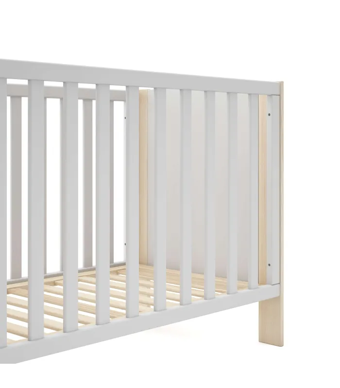 Cuna Dylan blanca con patas de madera natural 123x65.5cm