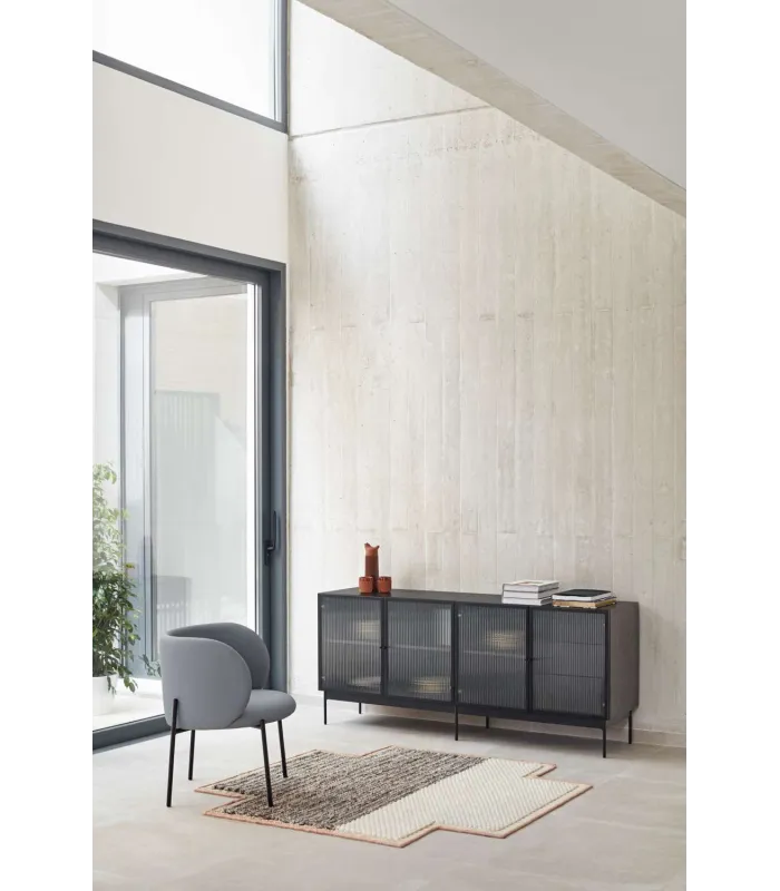 Butaca Mogi gris oscuro, elegante y moderna.