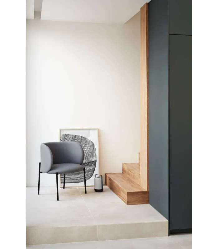 Butaca Mogi gris oscuro, elegante y moderna.