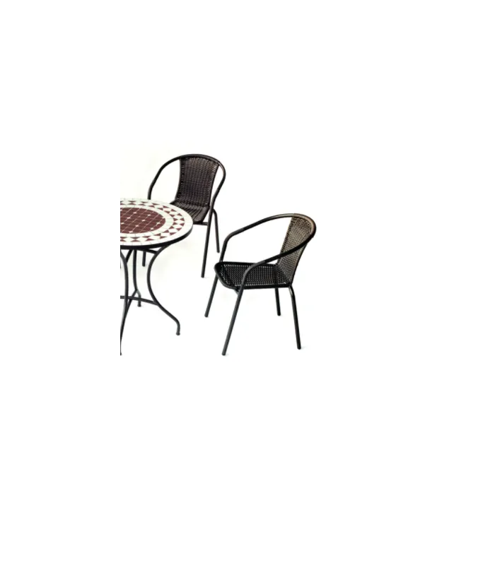 Elegância e conforto: Terraço conjunto com mesa e poltronas de aço.