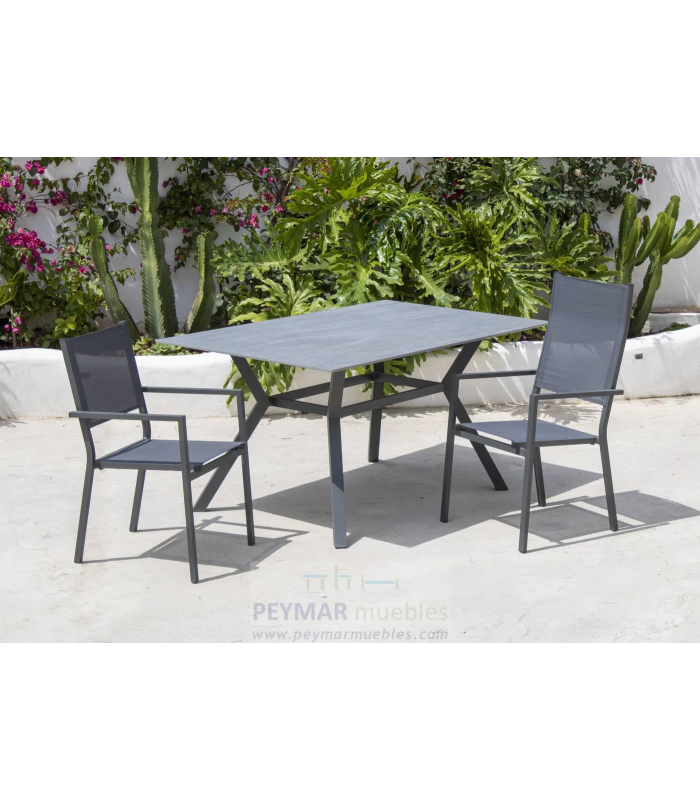 Terraço com mesa e poltronas para jardim elegante