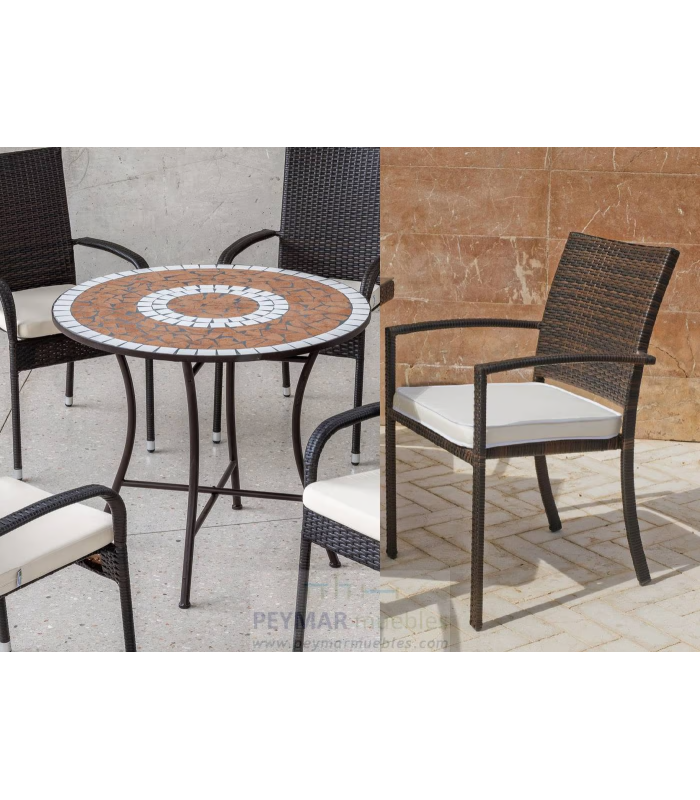 Conjunto de terraço com elegante mesa de mosaico e poltronas