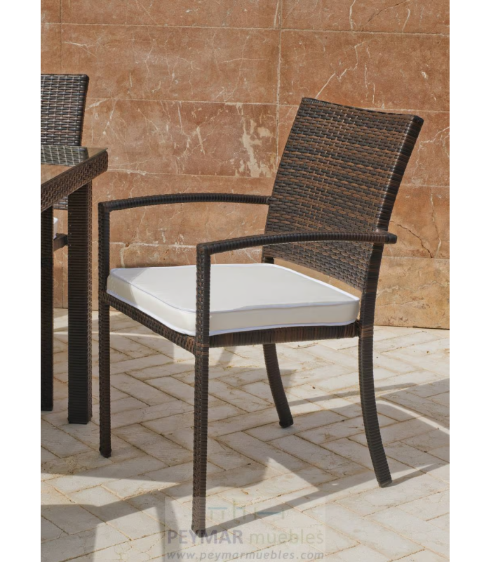 Conjunto de terraço com elegante mesa de mosaico e poltronas