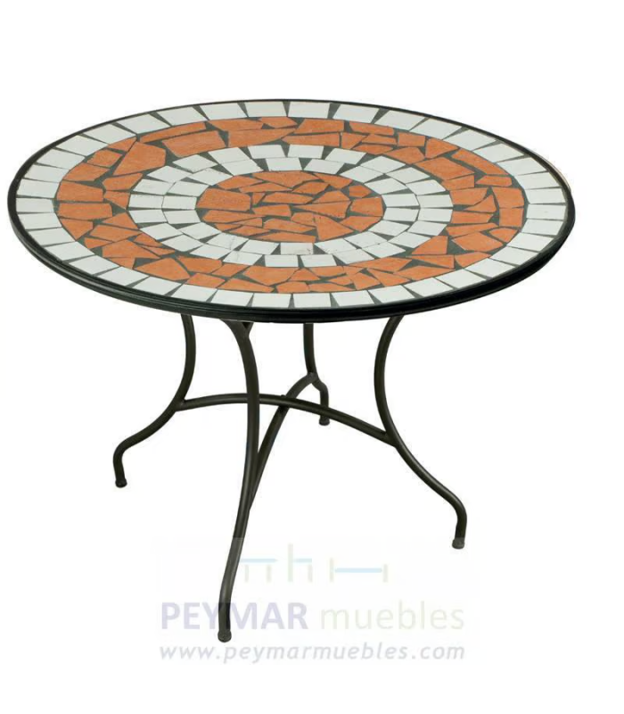 Conjunto de terraço com elegante mesa de mosaico e poltronas