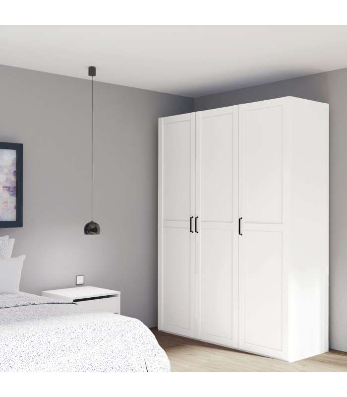 Armoire Turin avec 3 portes battantes et 3 tiroirs.